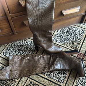 Over the knees VINCE leather look a like made in Italy.